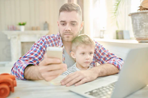 Caldo Tonica Ritratto Bello Giovane Seduto Scrivania Con Figlio Chiamando — Foto Stock