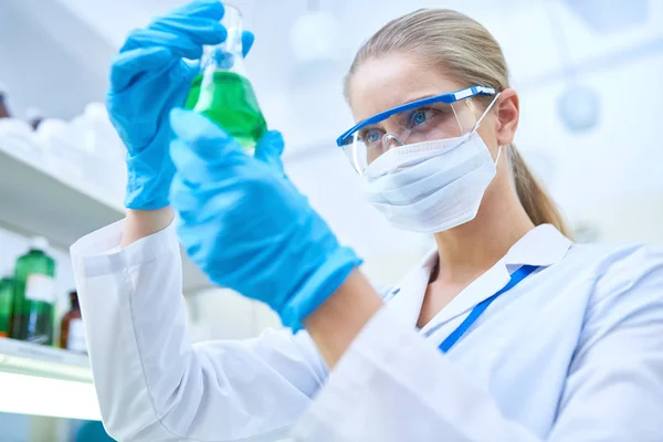 Serious Confident Young Female Scientist Wearing Protective Goggles Mask Learning — Stock Photo, Image