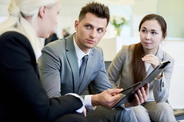 Team Giovani Professionisti Della Pianificazione Aziendale Strategia Discutendo Progetto Startup — Foto Stock