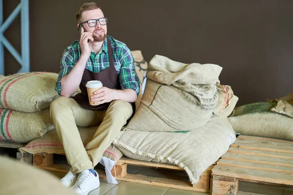 Retrato Cuerpo Entero Del Joven Guapo Sentado Montón Bolsas Arpillera — Foto de Stock