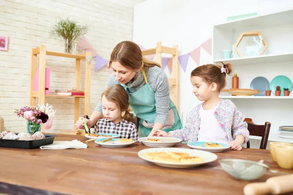 Hermosa Mujer Joven Con Delantal Sus Hijas Adorables Divirtiéndose Decorar —  Fotos de Stock