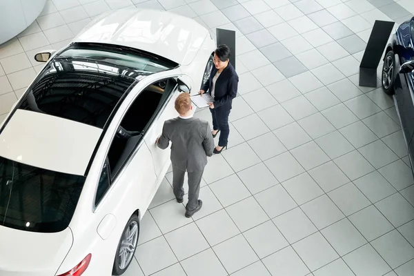 Saleswoman Customer Standing New Car Communicating — Stock Photo, Image