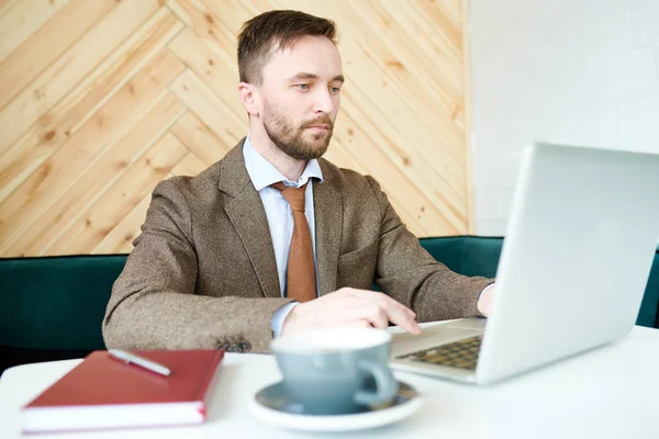 Portret Van Succesvolle Zakenman Met Laptop Terwijl Werkt Tijdens Koffiepauze — Stockfoto