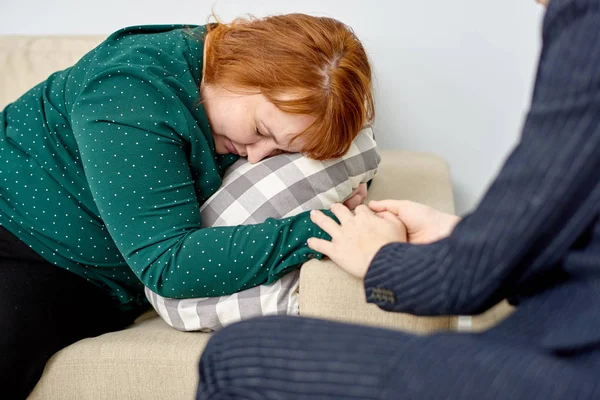 Primer Plano Psicólogo Amistoso Tranquilizando Paciente Llorando Que Sufre Trastorno — Foto de Stock