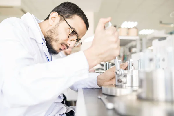 Ernst Qualifizierte Junge Arabische Männliche Arbeiter Labormantel Und Brille Die — Stockfoto