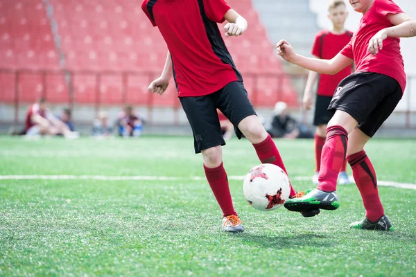 Tiro Acción Adolescente Irreconocible Pateando Pelota Con Fuerza Durante Partido — Foto de Stock