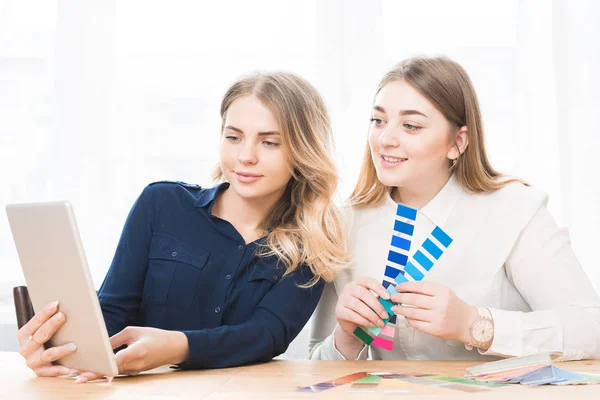 Deux Collègues Assis Table Avec Des Motifs Utilisant Une Tablette — Photo