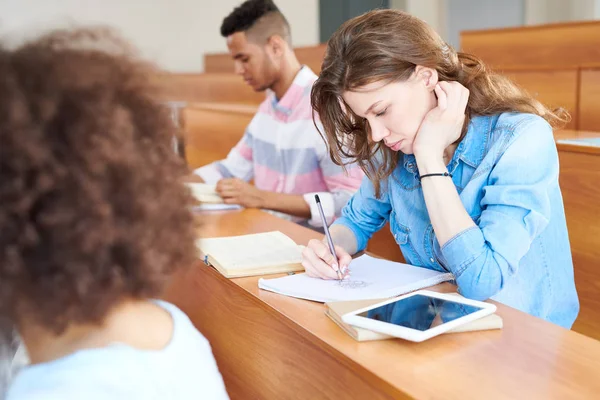 Grupo Estudiantes Universitarios Que Adquieren Conocimientos Universidad — Foto de Stock