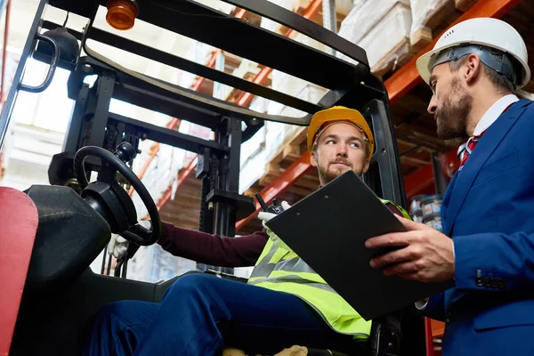 Låg Vinkel Porträtt Mogen Affärsman Talar Till Lagerarbetaren Sitter Gaffeltruck — Stockfoto