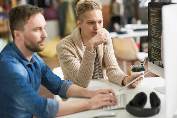 Team Startup Programmers Working Code While Brainstorming Web Script Modern — Stock Photo, Image