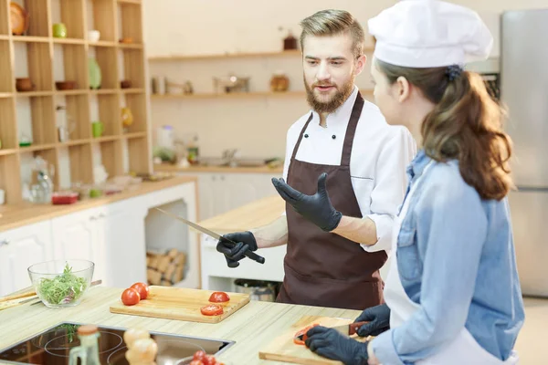 Retrato Cintura Hacia Arriba Dos Cocineros Profesionales Que Trabajan Cocina — Foto de Stock