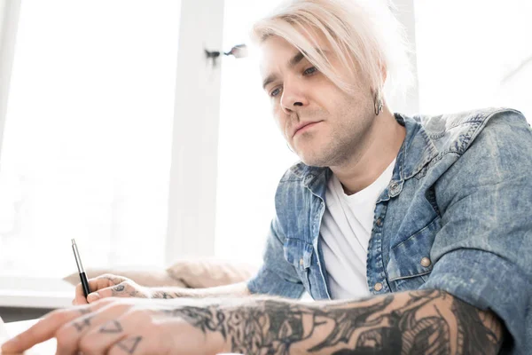 Low Angle View Hipster Tattooed Man Dyed Blond Hair Earrings — Stock Photo, Image