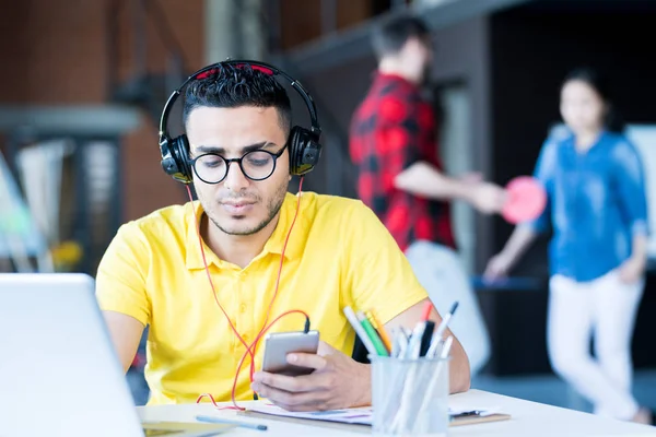 Porträt Eines Kreativen Jungen Mannes Aus Dem Mittleren Osten Mit — Stockfoto