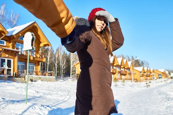 Νεαρή Γυναίκα Καυκάσιος Περπατώντας Στην Ηλιόλουστη Χειμωνιάτικη Ημέρα Κρατώντας Χέρι — Φωτογραφία Αρχείου
