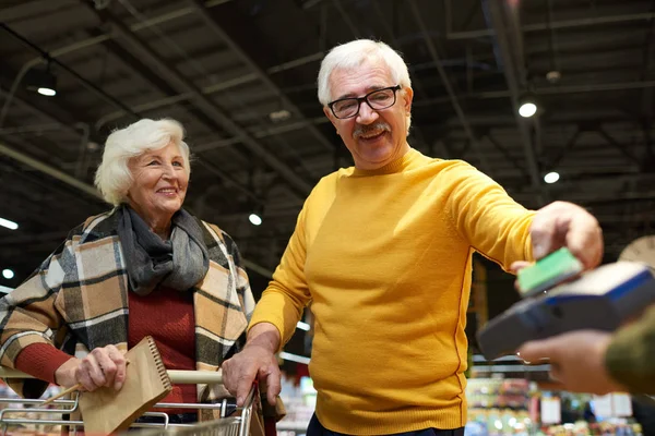 Portret Van Gelukkige Senior Paar Kopen Van Boodschappen Supermarkt Betalen — Stockfoto