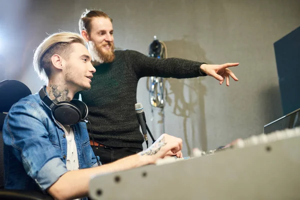 Trendy Mannen Coworking Muzikaal Project Lichte Geluidsstudio Glimlachend Delen Met — Stockfoto