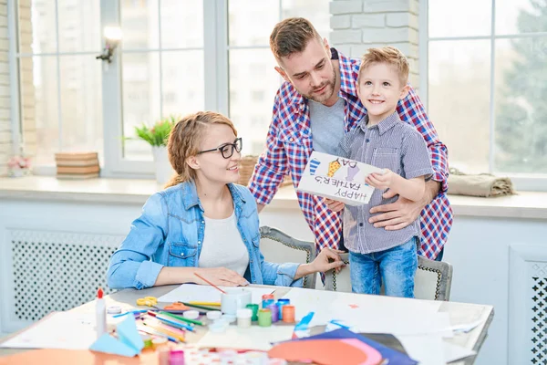 Portrait Jeune Famille Moderne Avec Fils Mignon Souriant Célébrant Joyeusement — Photo