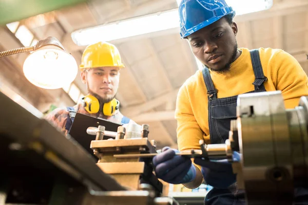 Serious Concentrated African American Factory Engineer Hardhat Adjusting Milling Machine — Stock Photo, Image