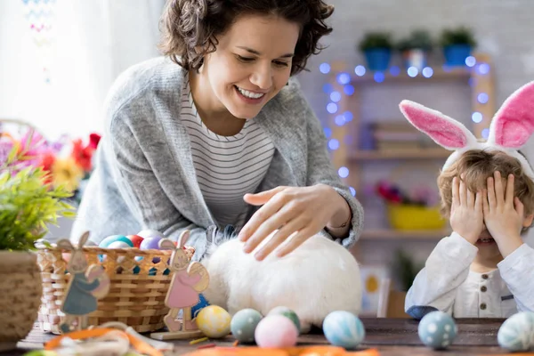 Porträt Einer Glücklichen Mutter Und Eines Kleinen Jungen Mit Hasenohren — Stockfoto