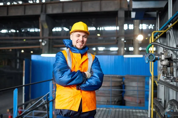 Porträtt Skott Stilig Skäggiga Maskinföraren Bär Reflexväst Och Hardhat Stående — Stockfoto