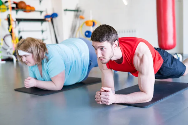 Retrato Entrenador Personal Guapo Haciendo Ejercicios Fitness Gimnasio Con Una — Foto de Stock