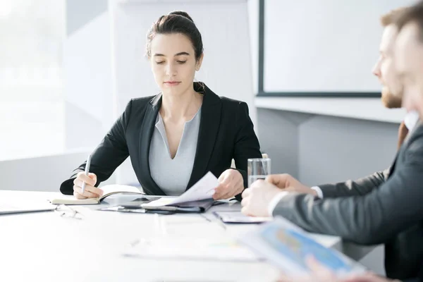 Porträtt Självsäker Ung Affärskvinna Lyssna Kollegor Eller Partners Som Sitter — Stockfoto