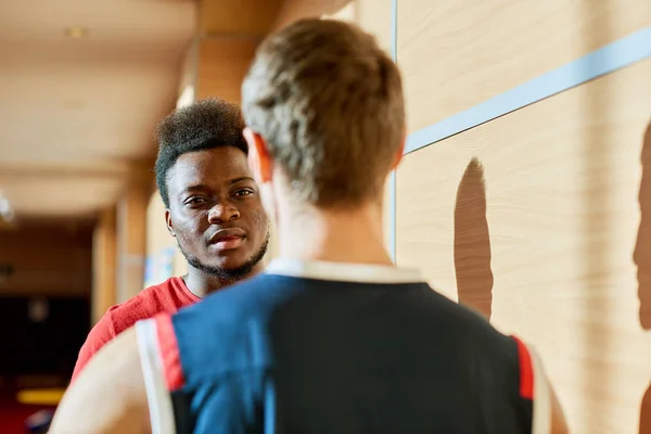 Dos Deportistas Uniforme Baloncesto Pie Gimnasio Hablando Entre Antes Del — Foto de Stock