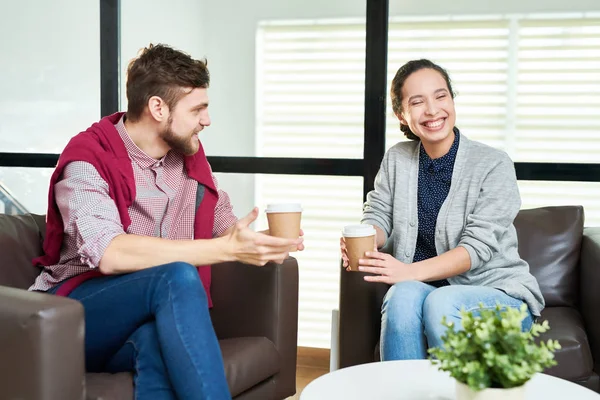 Unga Manliga Och Kvinnliga Kontorsarbetare Sitter Sköna Fåtöljer Med Takeaway — Stockfoto