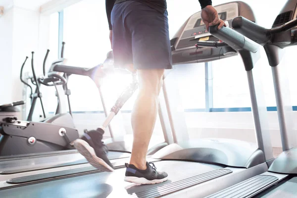 Primer Plano Del Hombre Discapacitado Caminando Cinta Correr — Foto de Stock