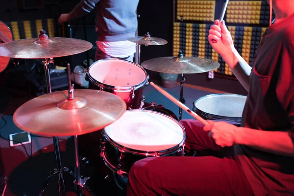 Close Retrato Jovem Tocando Bateria Tocando Estúdio Gravação Fraca Fazer — Fotografia de Stock