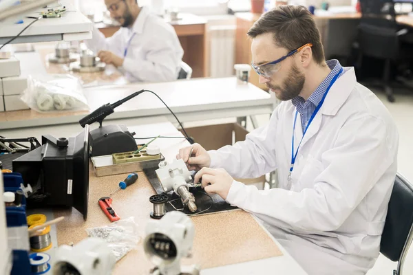 Ernstige Geconcentreerde Gebaarde Mannelijke Ingenieur Veiligheid Bril Producerende Monitoring Meettoestel — Stockfoto