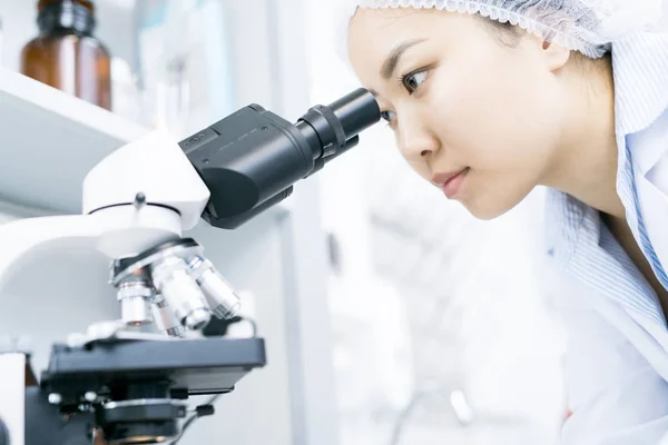 Retrato Una Joven Asiática Que Mira Microscopio Mientras Investiga Laboratorio — Foto de Stock