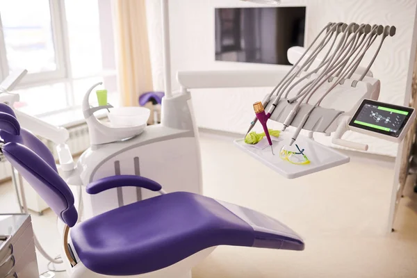紫の歯科椅子 コピー スペース空の歯科医のオフィスの背景イメージ — ストック写真