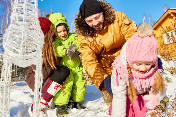 Låg Vinkel Syn Unga Kaukasiska Par Leker Med Sina Barn — Stockfoto