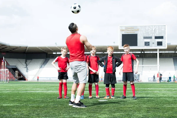 Retrato Larga Duración Práctica Del Equipo Fútbol Junior Vista Trasera — Foto de Stock