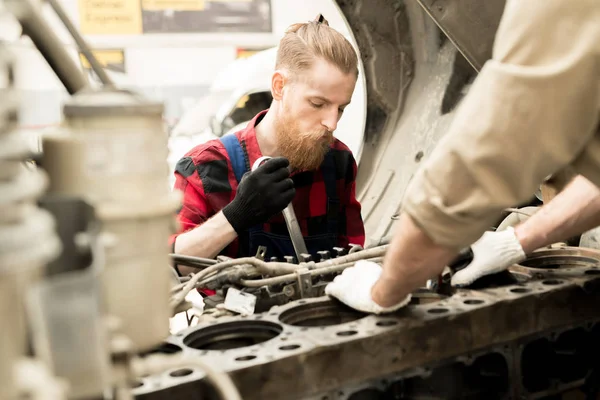 Young Concentrated Male Mechanic Blond Hair Long Beard Repairing Truck — Stock Photo, Image