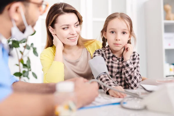 Ritratto Bambina Carina Che Guarda Macchina Fotografica Mentre Misurare Pressione — Foto Stock