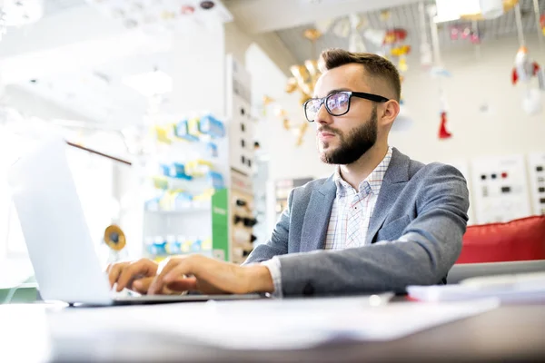 Retrato Bajo Ángulo Del Gerente Negocios Guapo Usando Ordenador Portátil —  Fotos de Stock