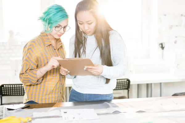 Midja Upp Porträtt Två Samtida Modedesigners Stående Vid Skräddare Bord — Stockfoto