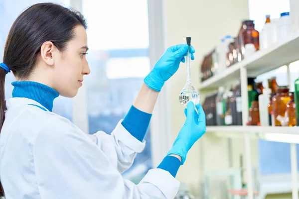 Profile View Attractive Young Researcher Wearing White Coat Rubber Gloves — Stock Photo, Image