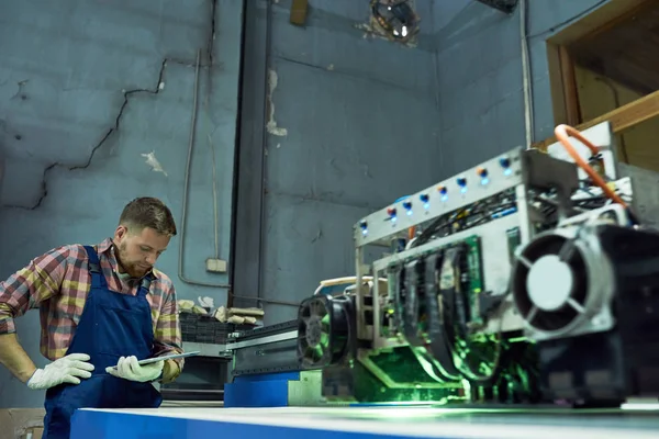 Modern Utrustning Industriell Workshop Maskin Bearbetning Glas Med Operatören Bakgrunden — Stockfoto