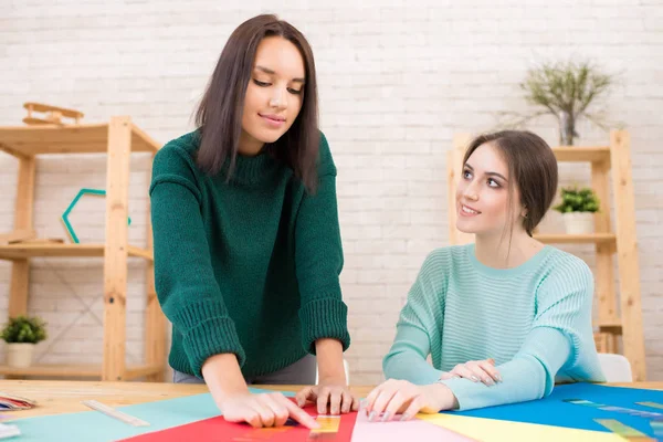 Beaux Jeunes Créateurs Mode Casual Partageant Des Idées Entre Eux — Photo