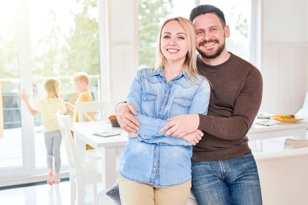 Retrato Pareja Feliz Amante Posando Mirando Cámara Sala Estar Moderna —  Fotos de Stock