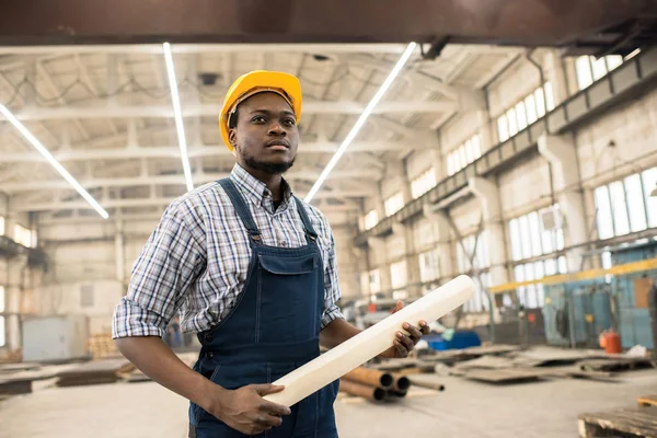 Allvarlig Målmedveten Stilig Ung Afroamerikansk Byggnadsingenjör Med Skägg Bär Gula — Stockfoto