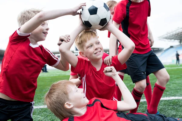 Retrato Del Equipo Fútbol Junior Sosteniendo Pelota Juntos Animando Felizmente — Foto de Stock