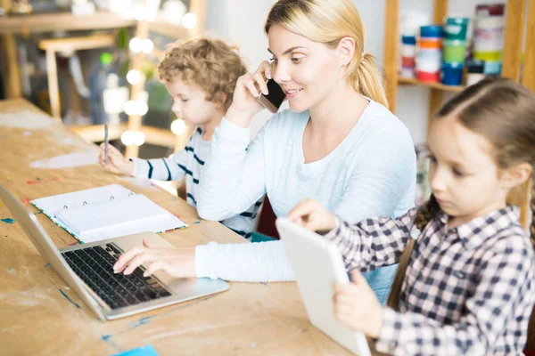 Jovem Mulher Tendo Uma Conversa Telefone Digitando Laptop Enquanto Seus — Fotografia de Stock