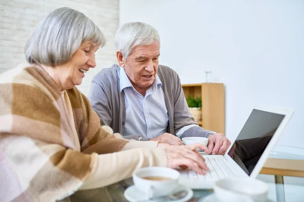 Zijaanzicht Van Oudere Man Vrouw Met Laptop Begeleid Wonen Voorziening — Stockfoto