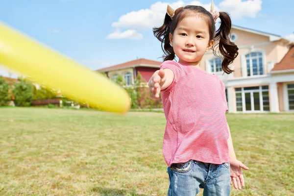 Portrait Cute Asian Girl Throwing Frisbee While Playing Friends Green — Stock Photo, Image