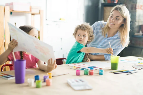 Little Girl Showing Her Picture Her Mother Brother Painting Table — Stock Photo, Image