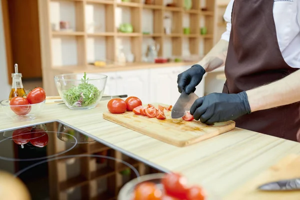 Primo Piano Irriconoscibile Chef Maschio Tagliare Verdure Piedi Tavolo Legno — Foto Stock